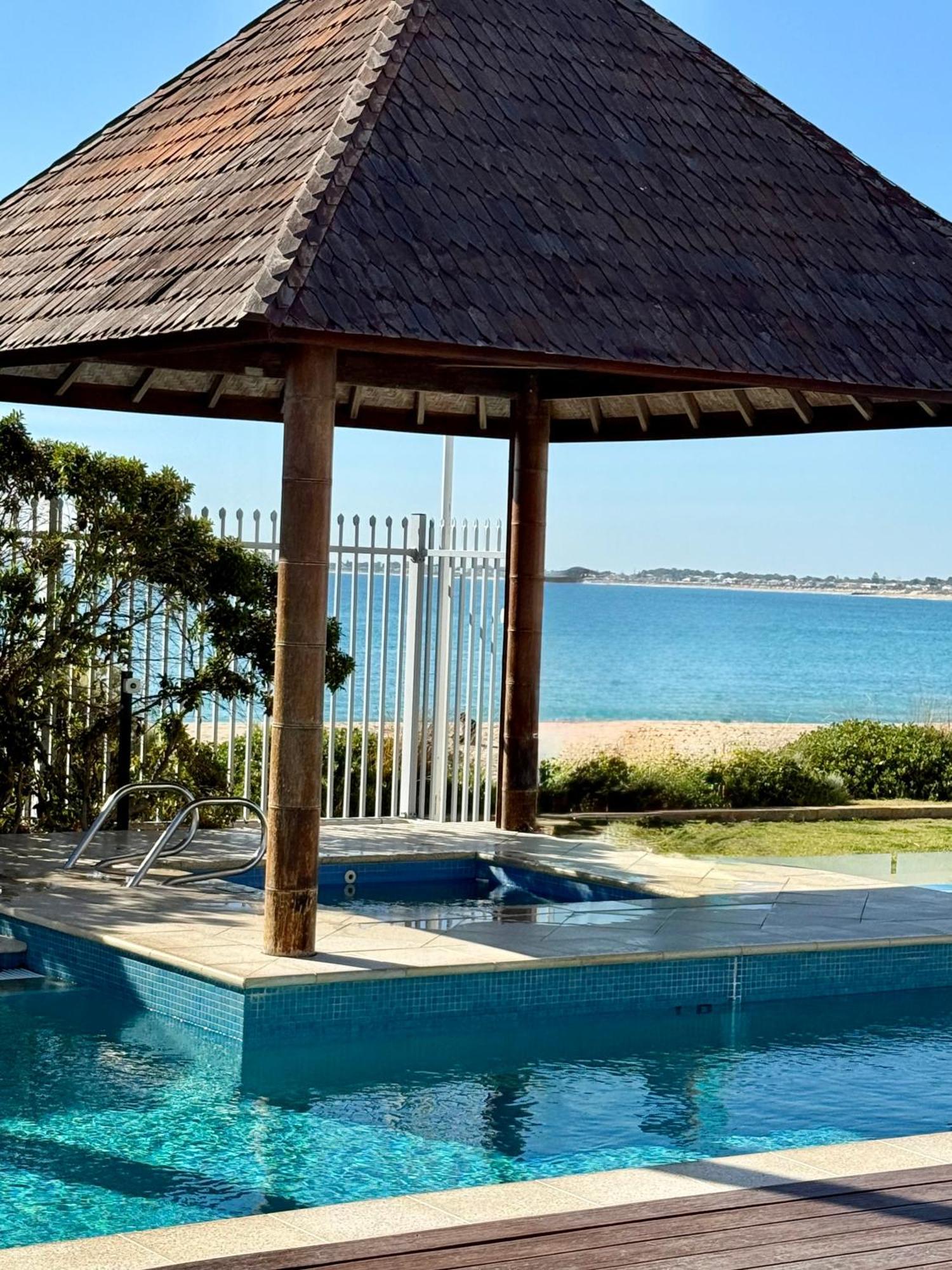 An Ocean,Beachfront And Pool View Apartment 210 Мандура Екстер'єр фото
